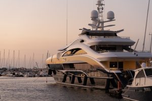 Navigating the Yacht Market: 6 Expert Tips for Smooth Sailing
