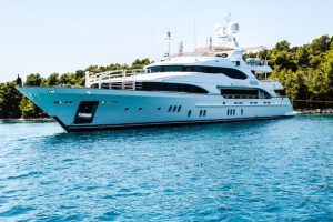 Navigating the Yacht Market: 6 Expert Tips for Smooth Sailing